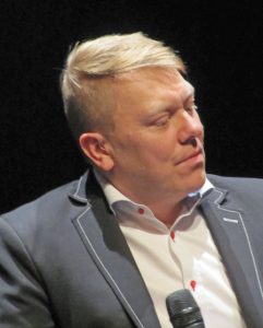 Jón Gnarr wurde 1967 in Reykjavík als Sohn eines Polizeibeamten geboren. Mit 19 schrieb er seinen ersten Roman. Bekannt wurde er als Bassist einer Punkrockband; er wirkte in mehreren Filmen und Talkshows mit. Bei der Kommunalwahl 2010 erzielte seine Partei „Besti flokkurinn“ die meisten Stimmen, und er wurde neuer Oberbürgermeister. Dieses Amt bekleidete er bis zum Sommer 2014. Er selbst bezeichnet sich weiterhin als Anarchist. Foto: Wikipedia 2011