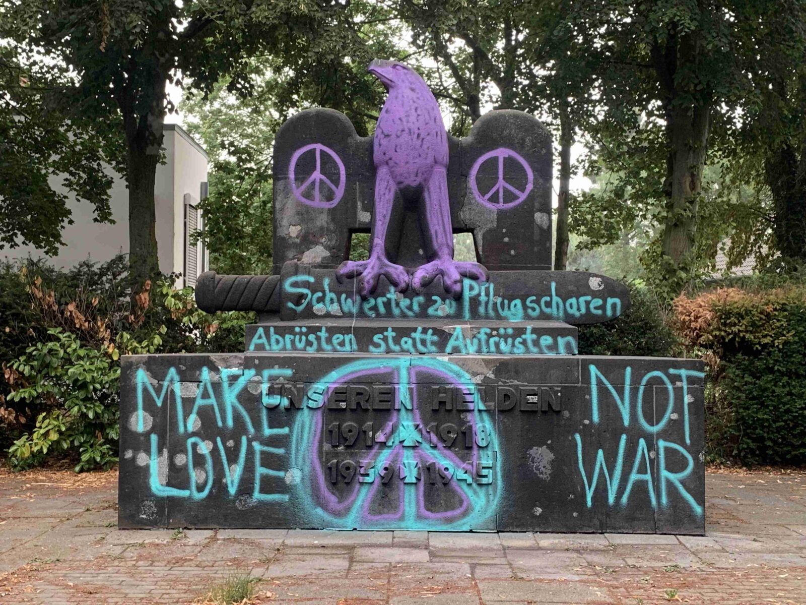 Gwr441 kriegerdenkmal vorderseite sonntag