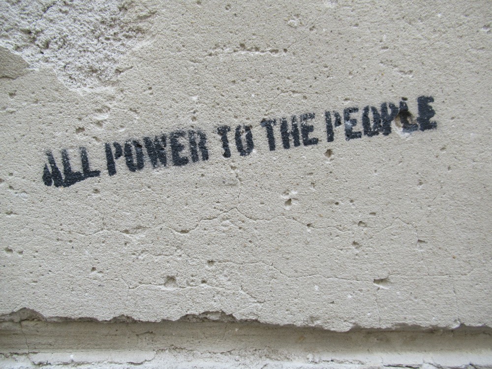 Schrift auf Betonwand: All power to the people