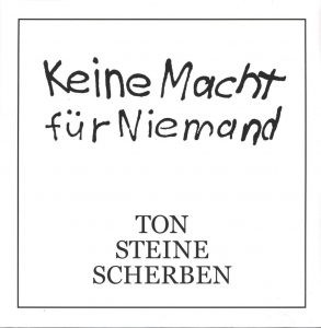 Schwarz auf weißem Grund der Slogan "Keine Macht für Niemand" und der Name der Band "Ton Steine Scherben"